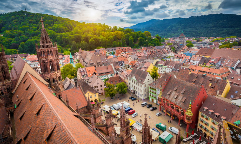 Die wunderschöne Altstadt von Freiburg vom Turm des Freiburger Dom aus gesehen,